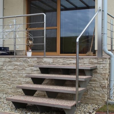 Vonkajšie schodisko na terasu Petrovany